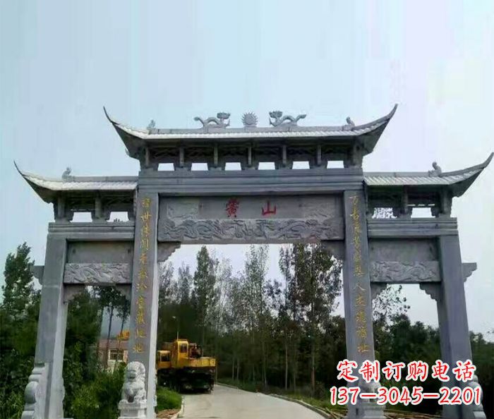 运城景区三门石雕牌楼，是一种典型的古典建筑风…