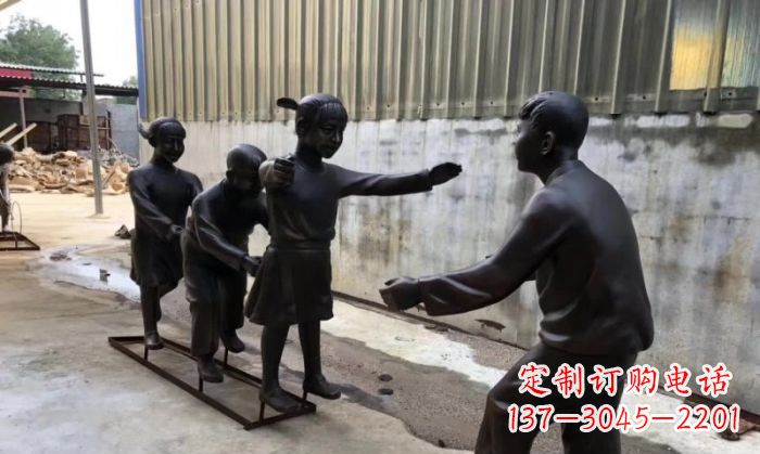 运城华中领雕塑出品——老鹰捉小鸡铜雕