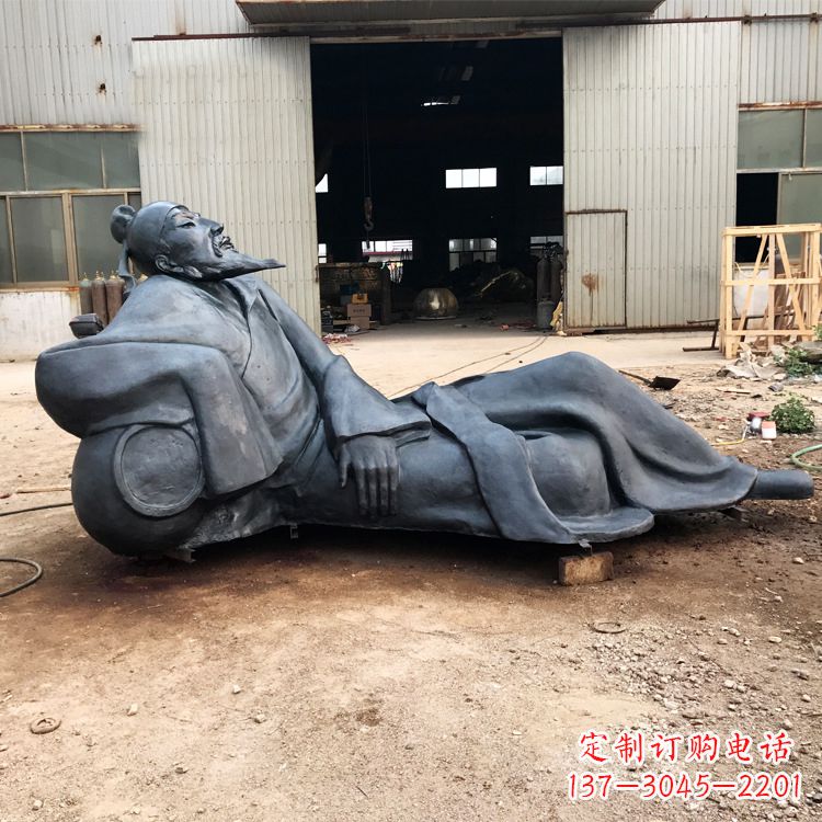 运城李白醉卧铜雕塑,抒写出豪迈之气