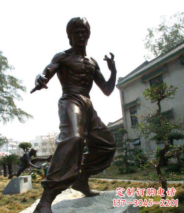 运城忠实再现李小龙公园名人铜雕