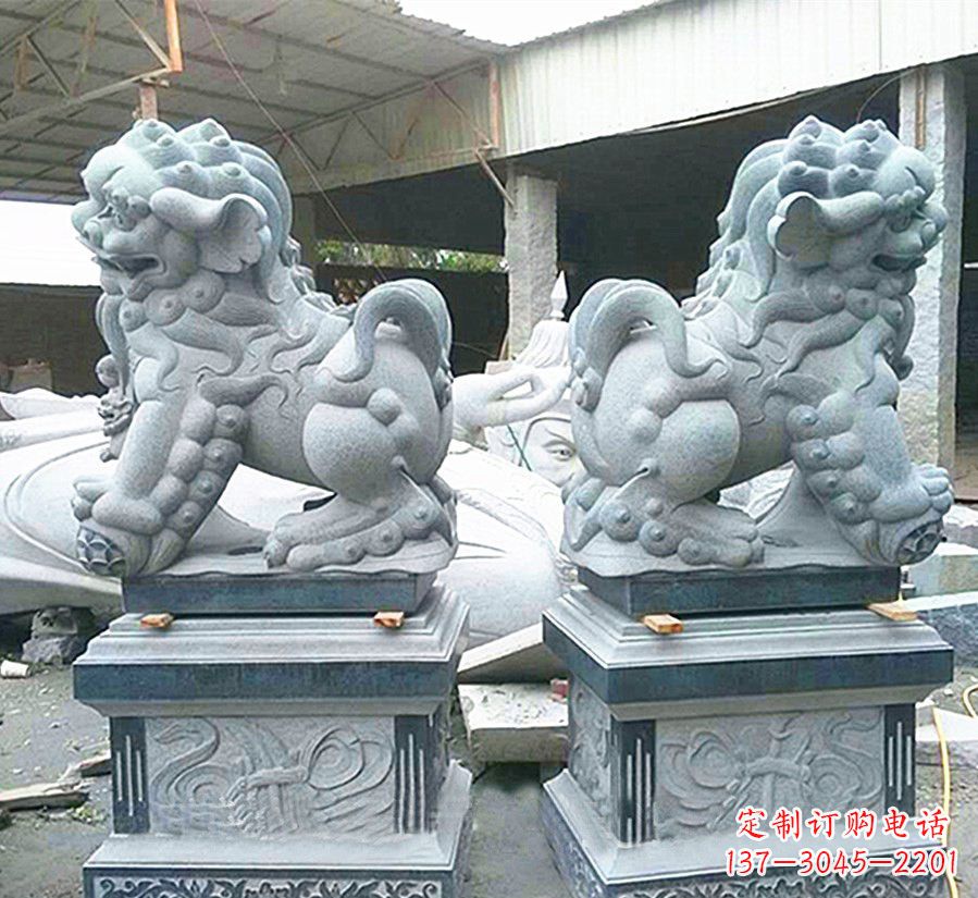 运城南方狮子献钱狮石雕,精美狮子雕塑为您庆祝