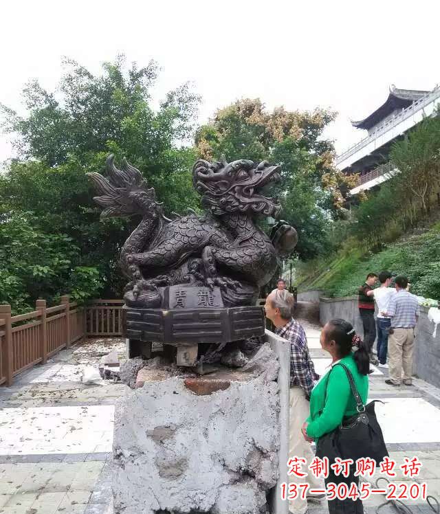 运城青龙神兽雕塑，神态凝重，气势磅礴