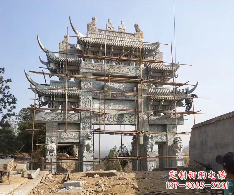 运城石牌坊外东侧的龙凤雕塑