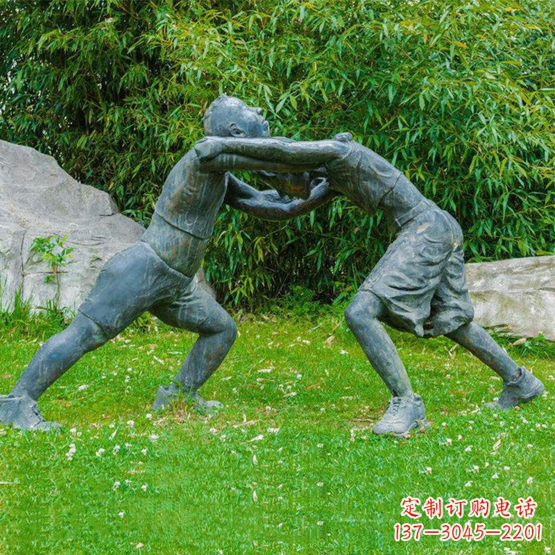 运城摔跤运动小孩公园草坪铜雕
