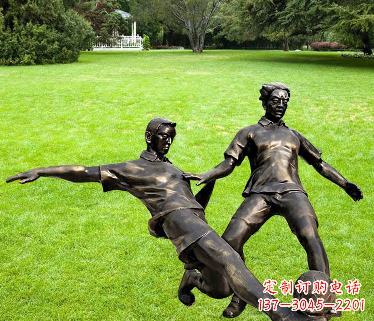 运城踢足球的人物铜雕