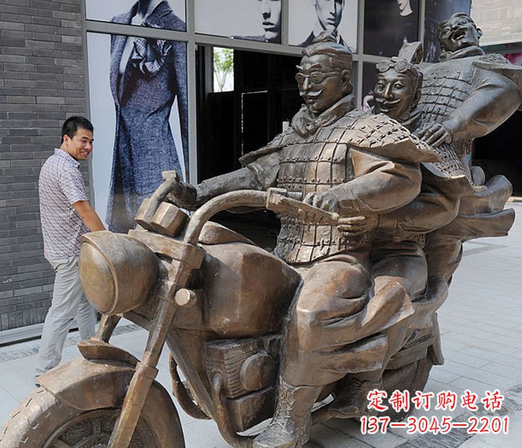 运城铜雕街头骑摩托人物雕塑