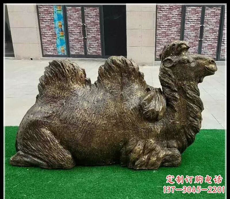 运城卧在草地的骆驼铜雕