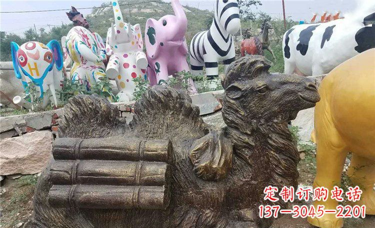 运城卧着的骆驼动物铜雕 (2)