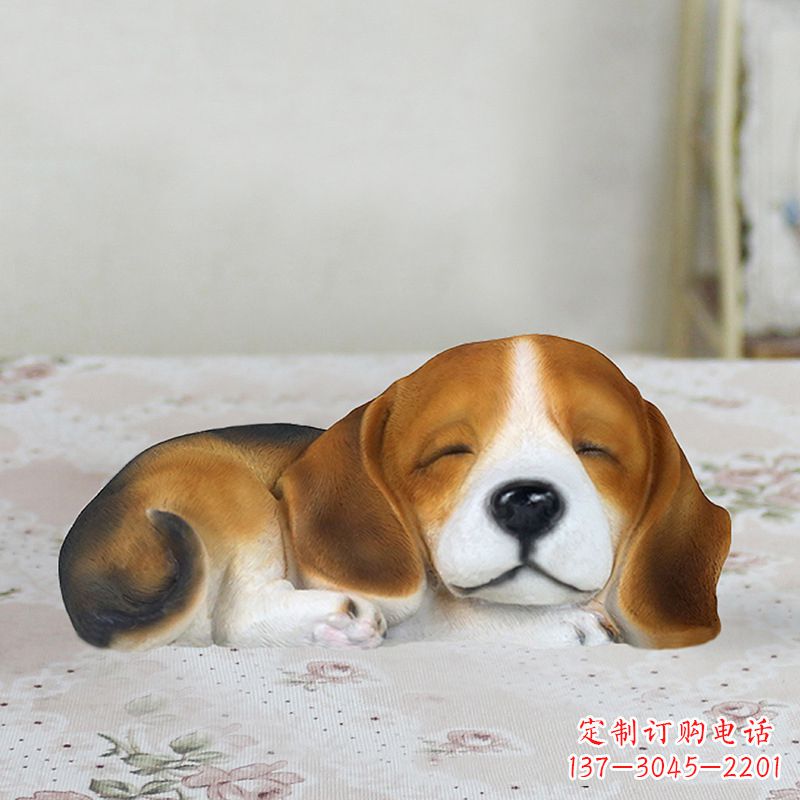 运城卧姿比格犬仿真雕塑,睡觉的小狗狗是内美陈动物雕塑摆件