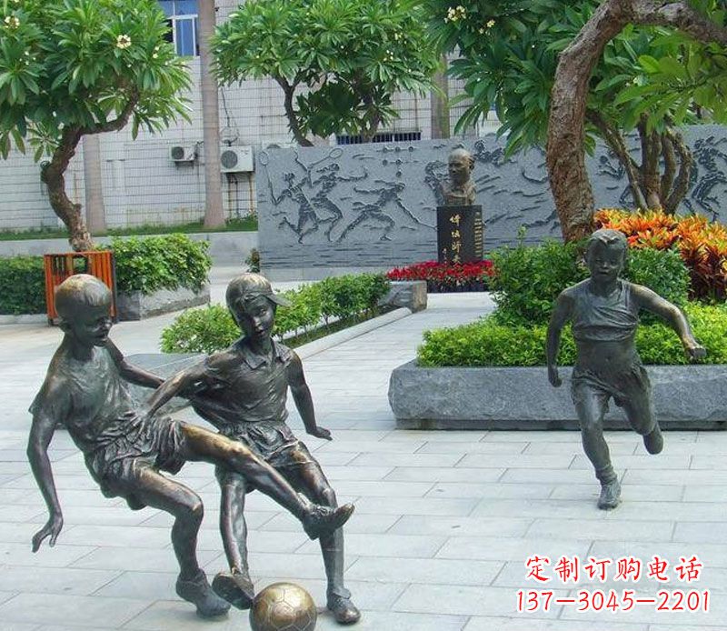 运城小孩踢足球公园景观铜雕