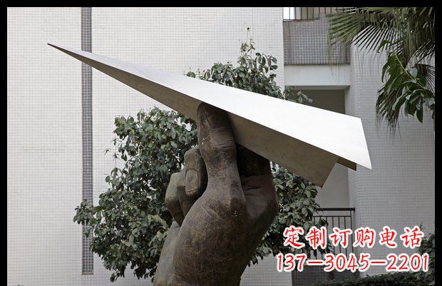 运城小区不锈钢手拿纸飞机雕塑