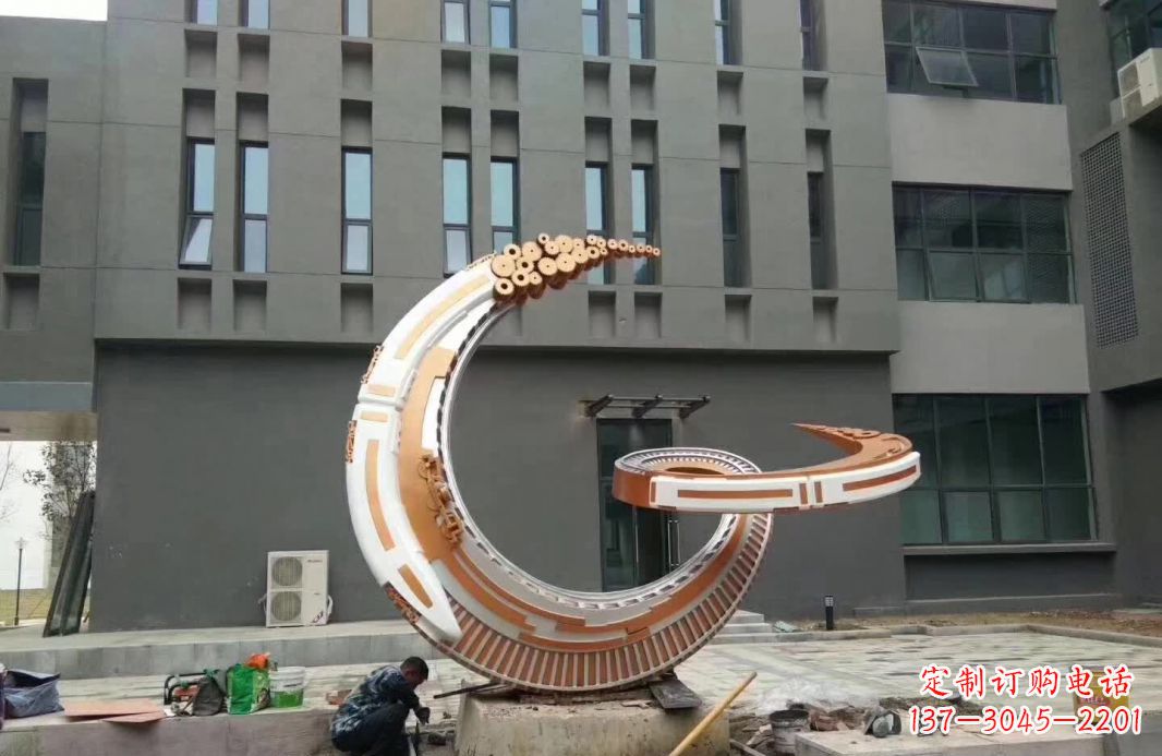 运城小区抽象不锈钢月亮雕塑
