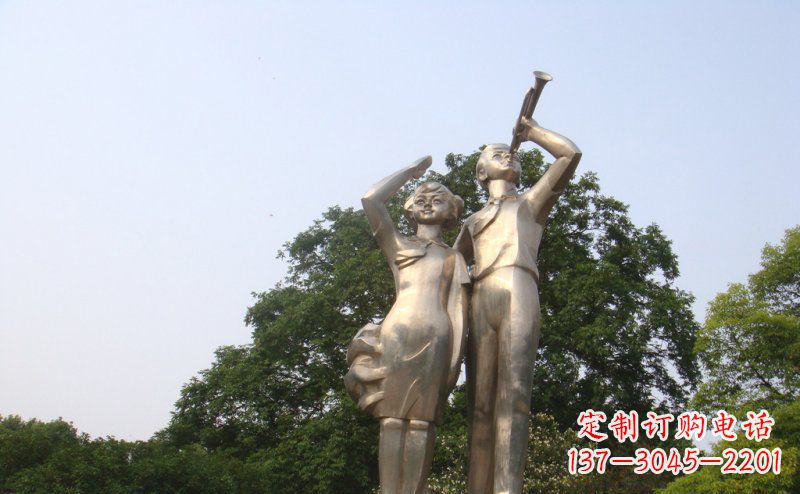 运城校园吹军号敬礼的小学生人物景观铜雕