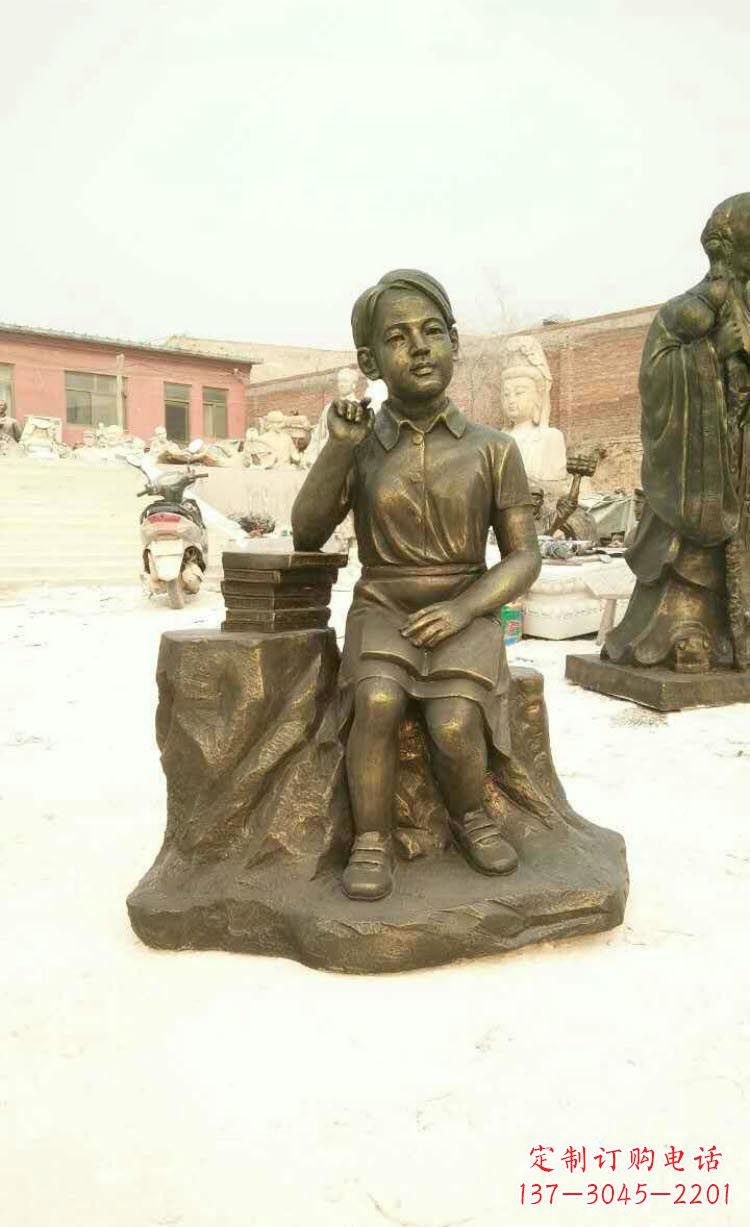 运城校园看书思考的学生铜雕