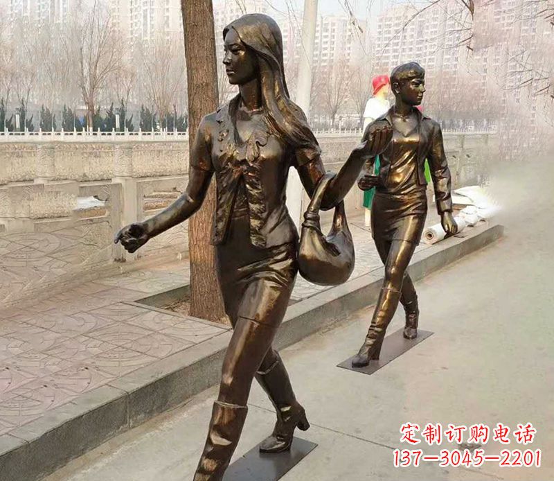 运城行走的女人街边人物铜雕
