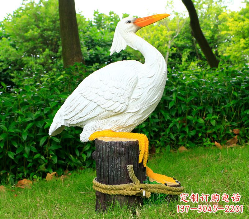 运城一男一女抱一只鸽子雕像
