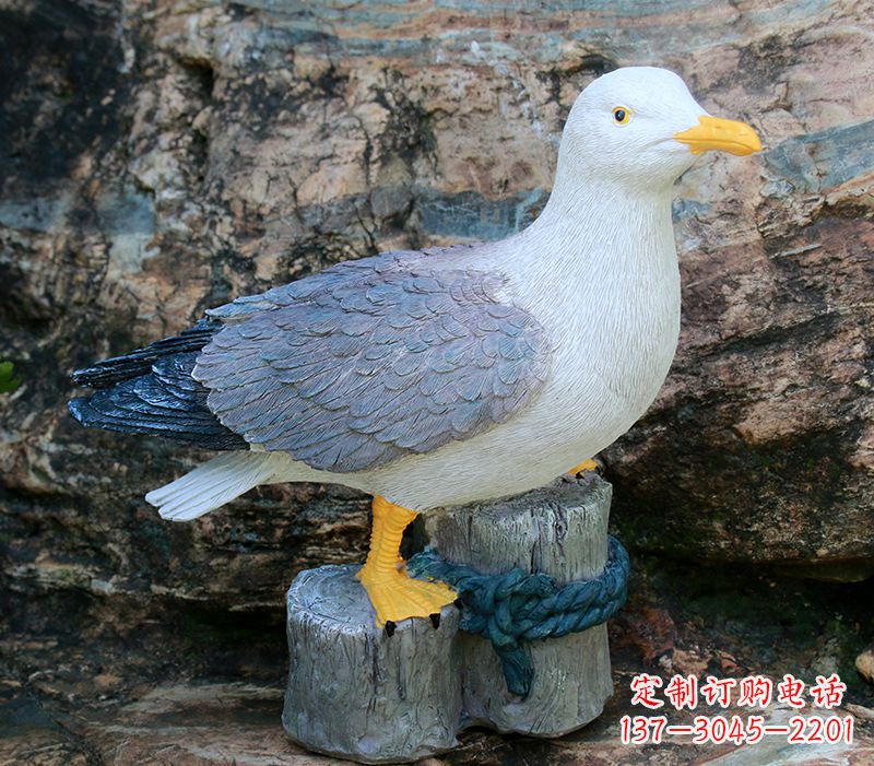 运城一手托鸽子 一手拿书本的雕塑像