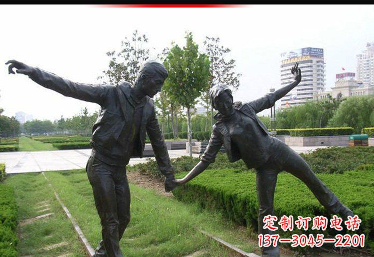 运城走铁轨的情侣铜雕